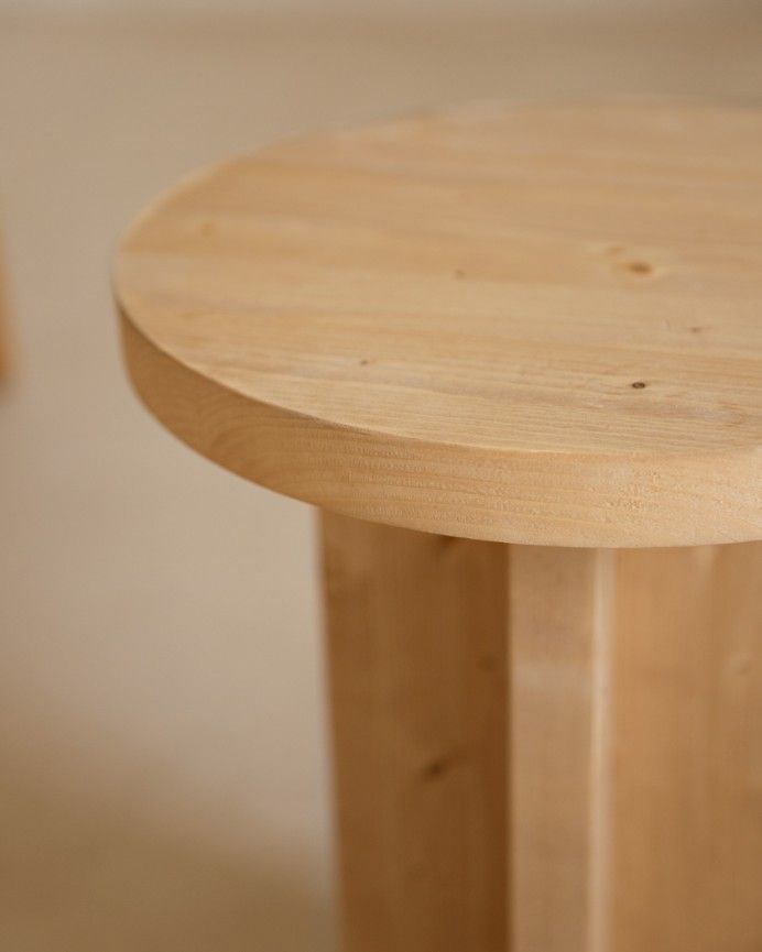 Bisbal - Taburete de madera maciza en tono roble medio de 45x35cm