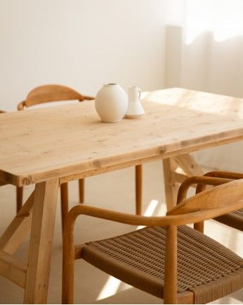 Mónaco - Mesa de comedor barnizada de madera maciza en tono roble medio de varias medidas