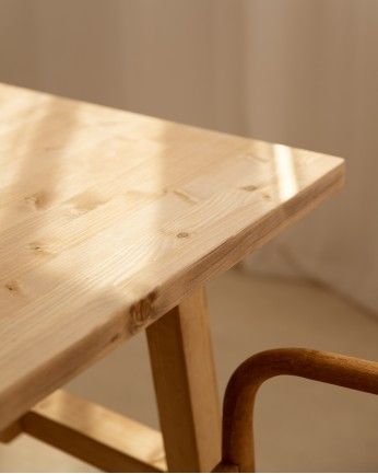 Mónaco - Mesa de comedor barnizada de madera maciza en tono roble medio de varias medidas