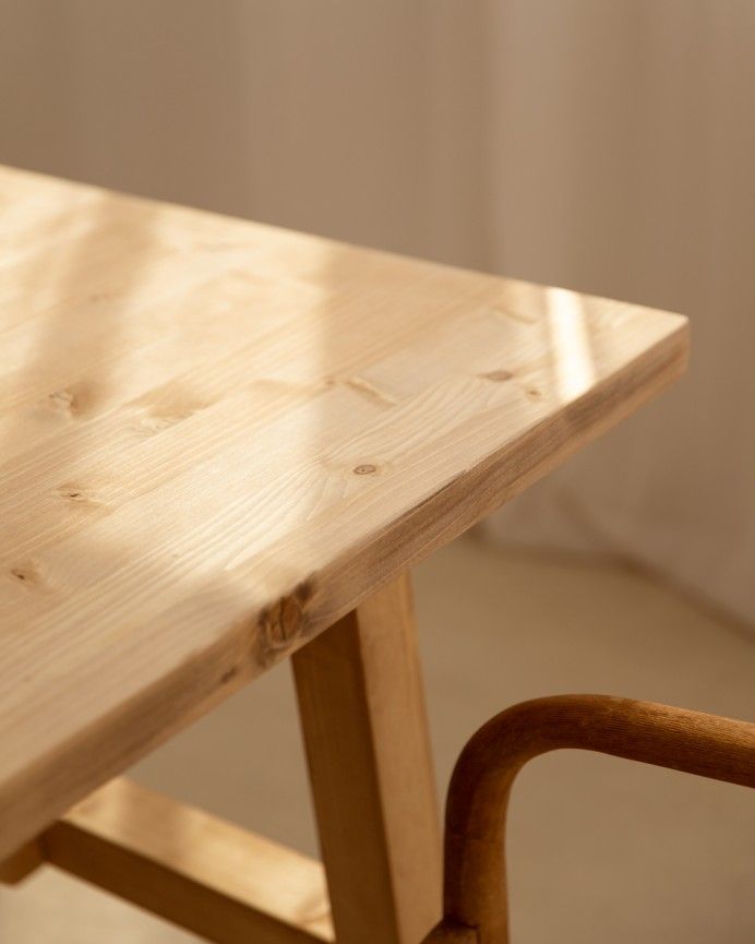 Mónaco - Mesa de comedor barnizada de madera maciza en tono roble medio de varias medidas