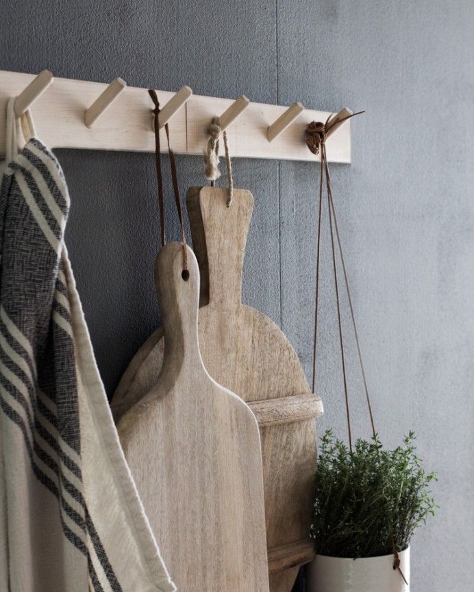 Kerry - Colgador de pared de madera maciza en tono natural de 26x5cm