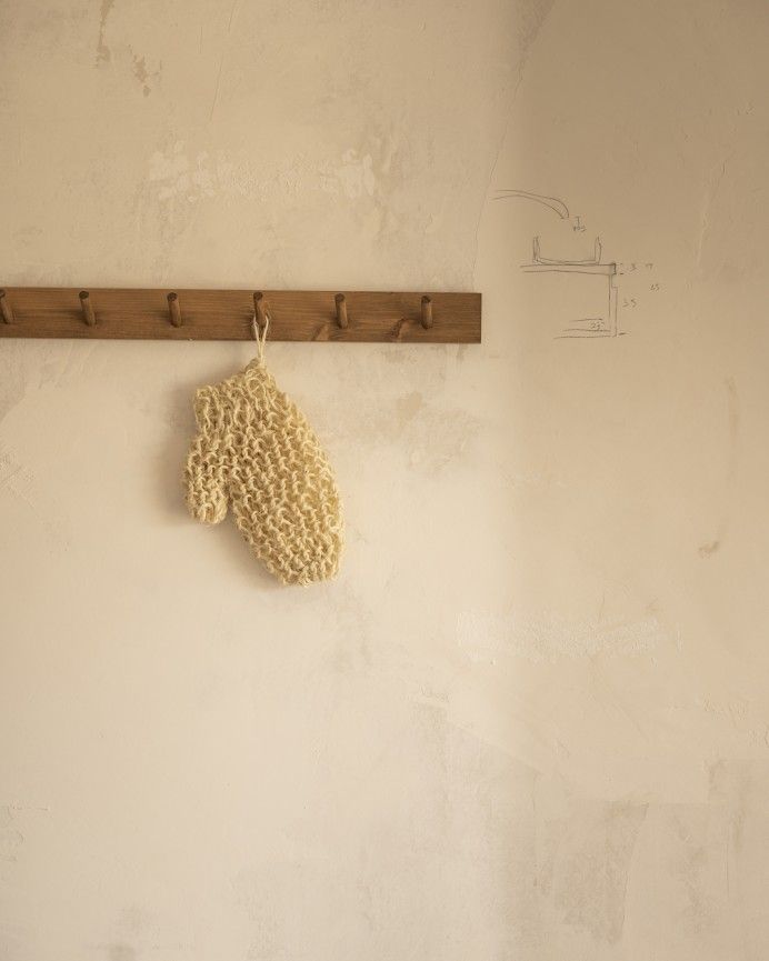 Kerry - Colgador de pared de madera maciza en tono roble oscuro de 61x5cm