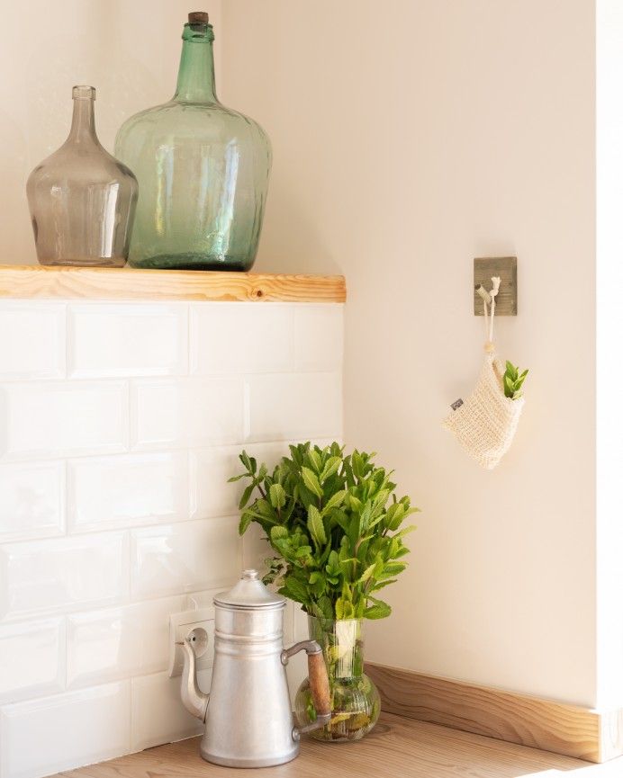 Kerry - Colgador de pared de madera maciza en tono verde de 8x6cm