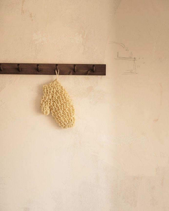 Kerry - Colgador de pared de madera maciza en tono nogal de 61x5cm