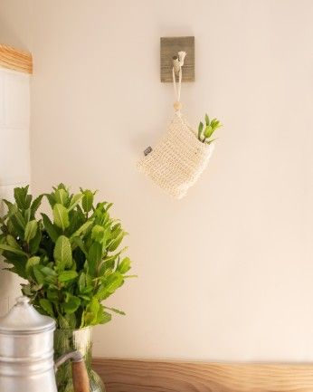 Kerry - Colgador de pared de madera maciza en tono verde de 8x6cm