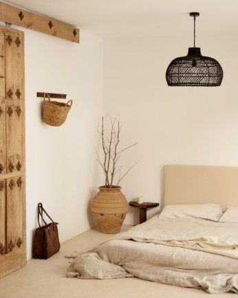 Kerry - Colgador de pared de madera maciza en tono nogal de 61x5cm