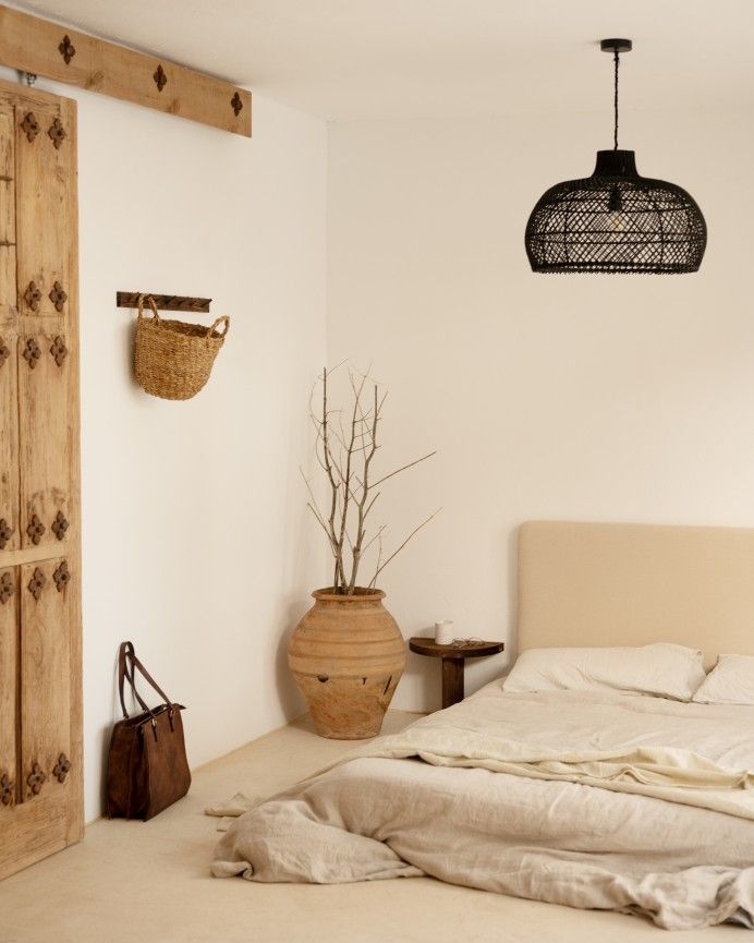 Kerry - Colgador de pared de madera maciza en tono nogal de 61x5cm