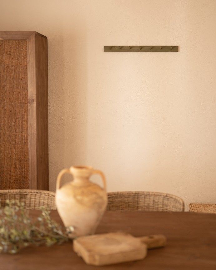 Kerry - Colgador de pared de madera maciza en tono verde de 61x5cm