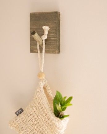 Kerry - Colgador de pared de madera maciza en tono verde de 8x6cm