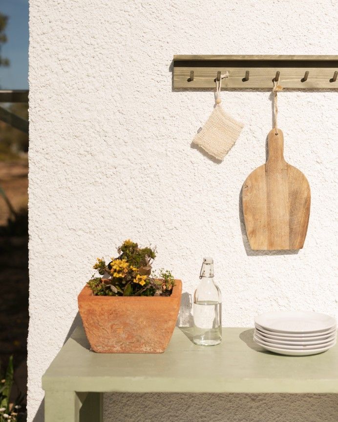 Kerry - Colgador de pared de madera maciza en tono verde de 61x9,5cm