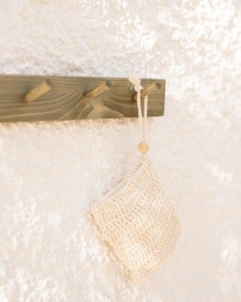 Kerry - Colgador de pared de madera maciza en tono verde de 26x5cm
