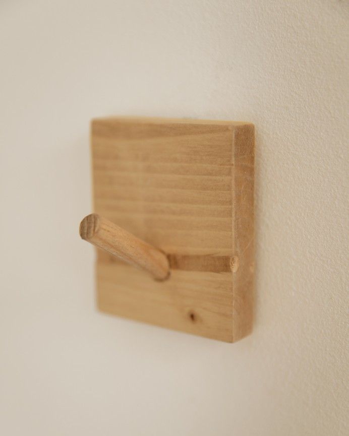 Kerry - Colgador de pared de madera maciza en tono roble medio de 8x6cm