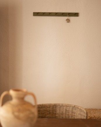 Kerry - Colgador de pared de madera maciza en tono verde de 61x5cm