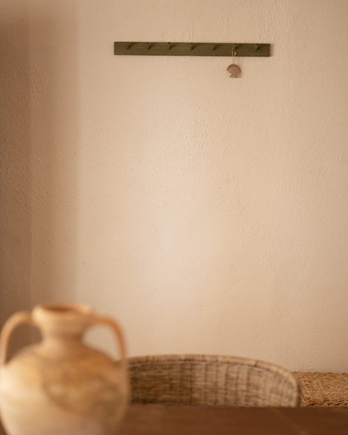 Kerry - Colgador de pared de madera maciza en tono verde de 61x5cm
