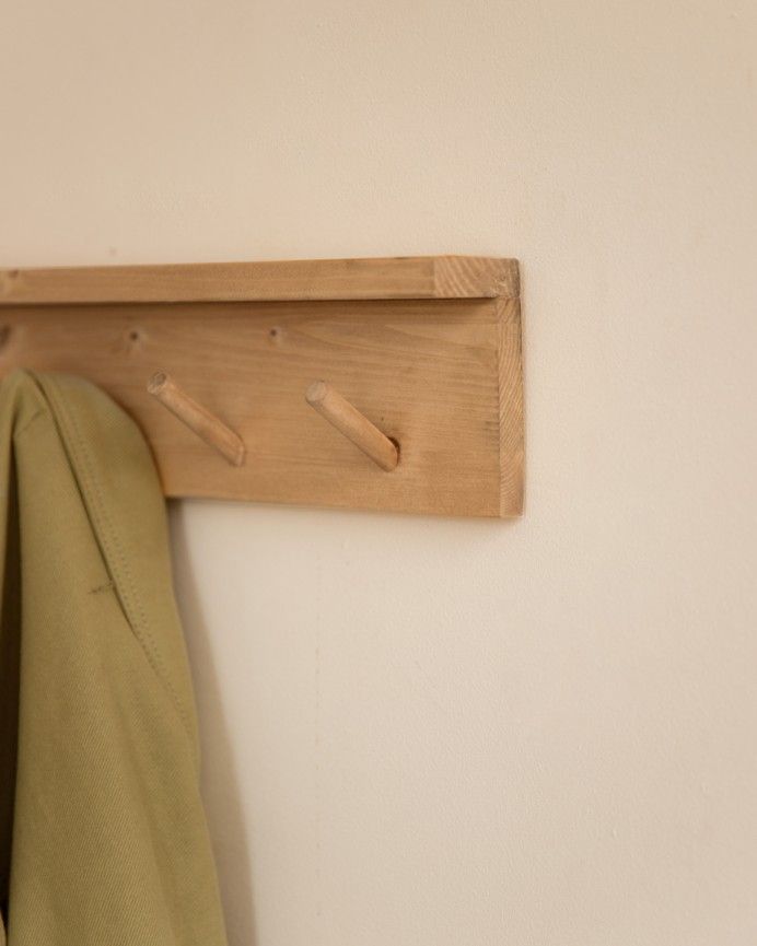 Kerry - Colgador de pared de madera maciza en tono roble medio de 61x9,5cm