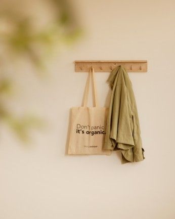 Kerry - Colgador de pared de madera maciza en tono roble medio de 61x9,5cm