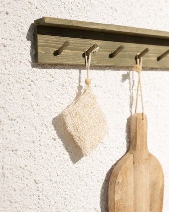 Kerry - Colgador de pared de madera maciza en tono verde de 61x9,5cm