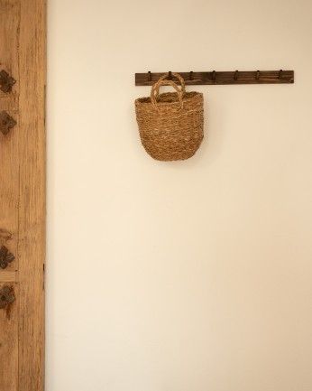 Kerry - Colgador de pared de madera maciza en tono nogal de 61x5cm