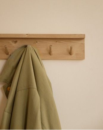 Kerry - Colgador de pared de madera maciza en tono roble medio de 61x9,5cm