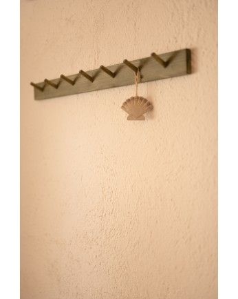 Kerry - Colgador de pared de madera maciza en tono verde de 61x5cm