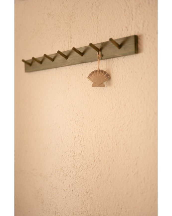 Kerry - Colgador de pared de madera maciza en tono verde de 61x5cm