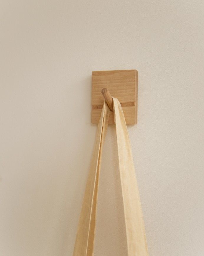 Kerry - Colgador de pared de madera maciza en tono roble medio de 8x6cm