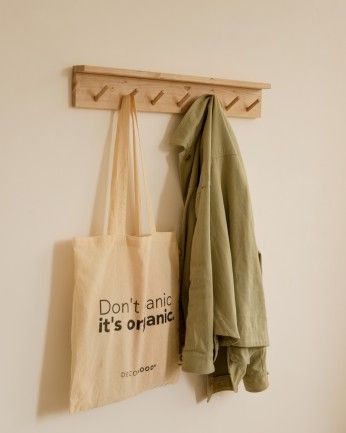 Kerry - Colgador de pared de madera maciza en tono roble medio de 61x9,5cm