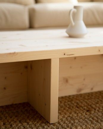 Trevélez - Mesa de centro de madera maciza en tono natural de 123,5x27cm