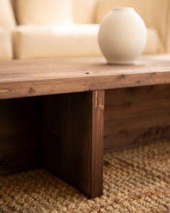 Trevélez - Mesa de centro de madera maciza en tono nogal de 123,5x27cm
