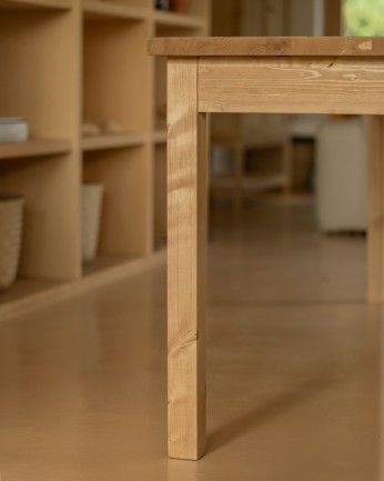Mojácar - Mesa de comedor barnizada de madera maciza en tono roble medio de varias medidas