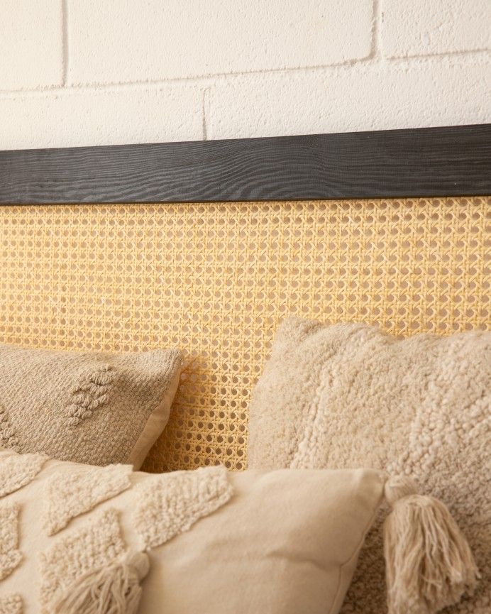 Álquezar - Cabecero de madera maciza y cannage en tono negro de varias medidas