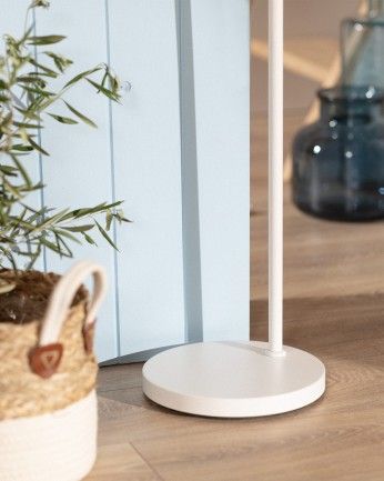 Jenaa - Lámpara de pie elaborada con base metálica color blanco y pantalla de ratán