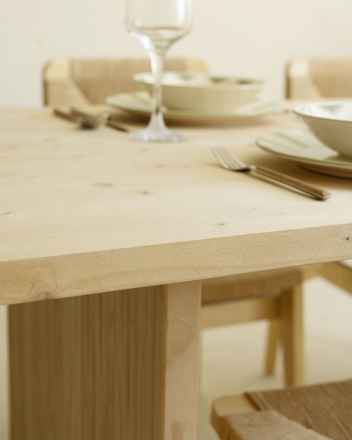 Nielo - Mesa de comedor barnizada de madera maciza en tono natural de varias medidas