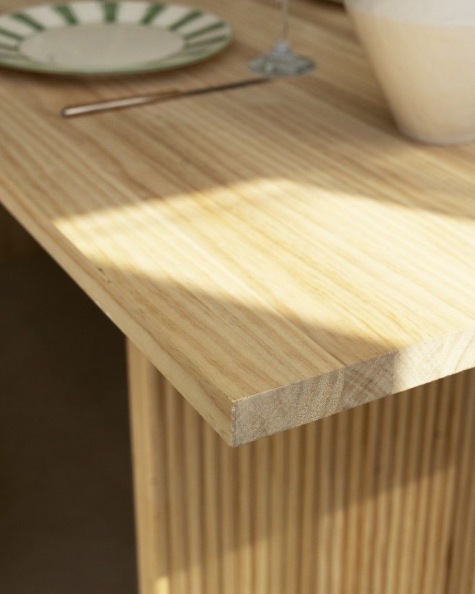 Nielo - Mesa de comedor barnizada de madera maciza en tono roble medio de varias medidas