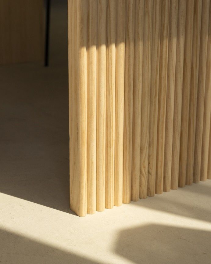 Nielo - Mesa de comedor barnizada de madera maciza en tono roble medio de varias medidas