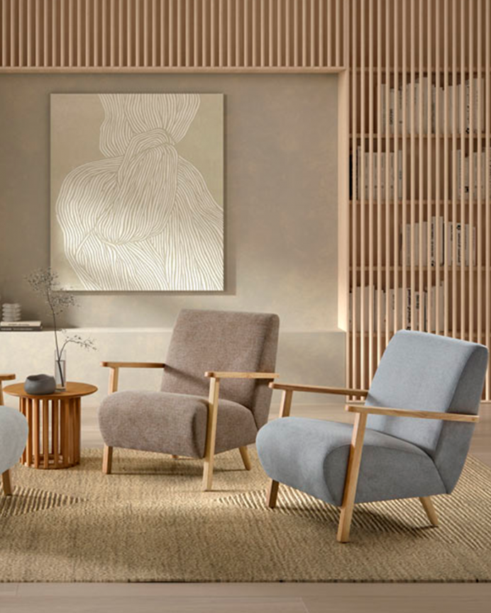 Aira - Butaca de madera maciza con asiento de tela en color topo de 82x70cm