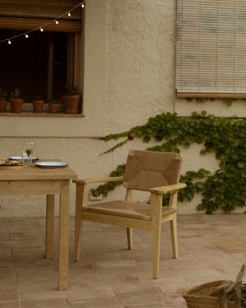 Mojácar - Butaca con estructura de madera de olmo y asiento de fibra natural de 84x83cm