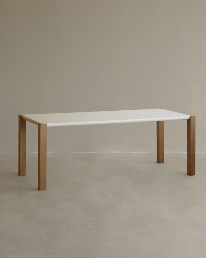 Irina - Mesa de comedor rectangular en tono blanco roto efecto mate y patas de madera de álamo en varias medidas