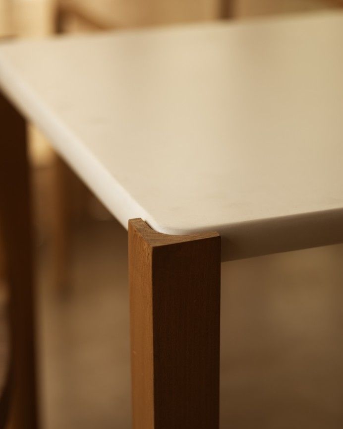 Irina - Mesa de comedor rectangular en tono blanco roto efecto mate y patas de madera de álamo en varias medidas