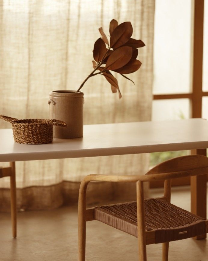 Irina - Mesa de comedor rectangular en tono blanco roto efecto mate y patas de madera de álamo en varias medidas