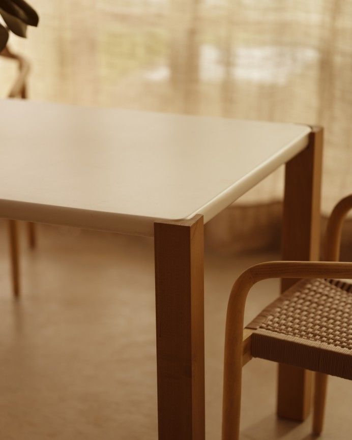 Irina - Mesa de comedor rectangular en tono blanco roto efecto mate y patas de madera de álamo en varias medidas