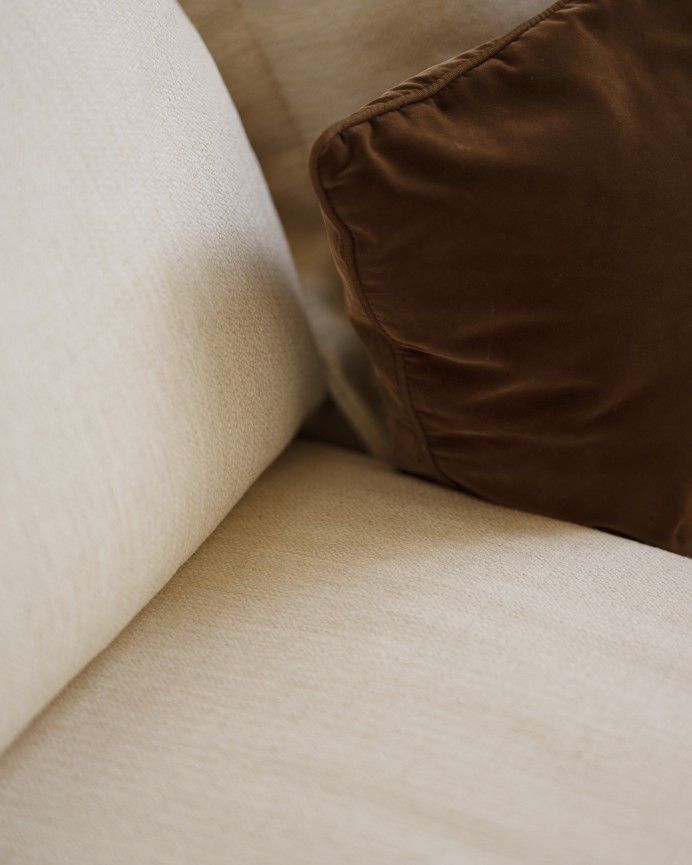 Camila - Sofá con chaise longue derecho tono blanco roto de varias medidas