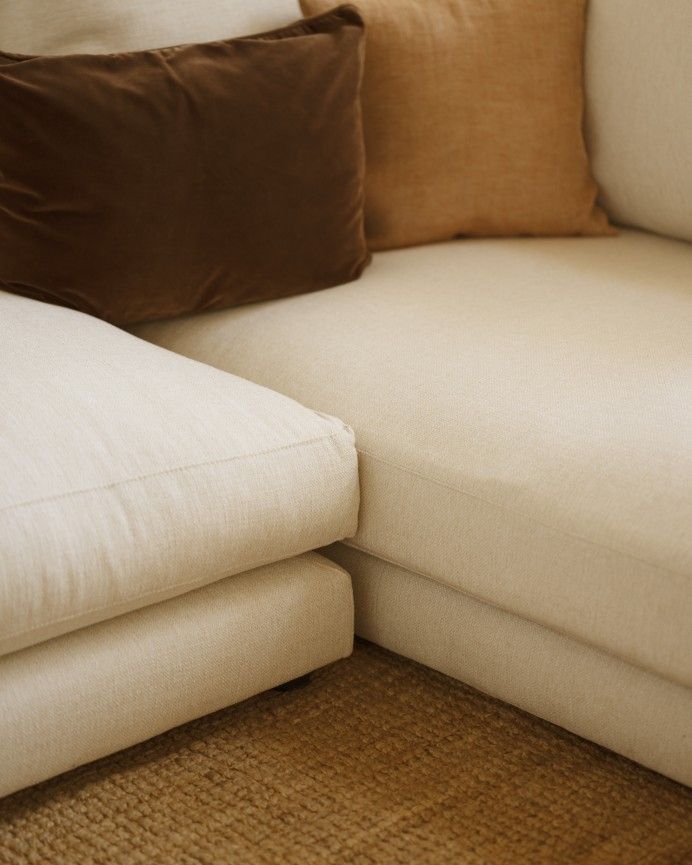 Camila - Sofá con chaise longue derecho tono blanco roto de varias medidas
