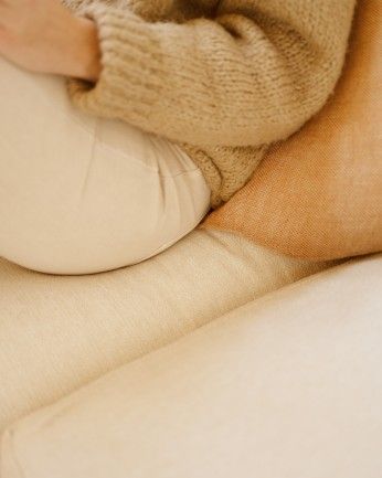 Camila - Sofá con chaise longue izquierdo tono blanco roto de varias medidas
