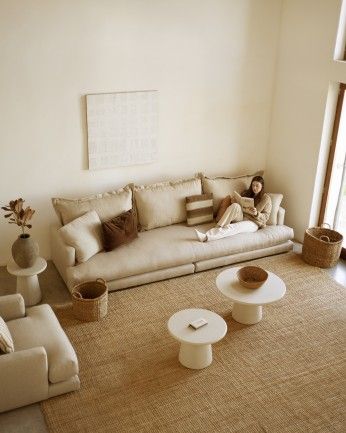 Camila - Sofá recto tono beige de 325x105cm