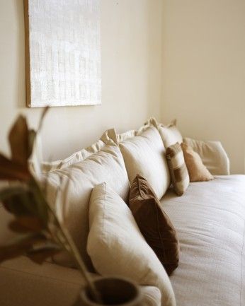 Camila - Sofá recto tono beige de 325x105cm