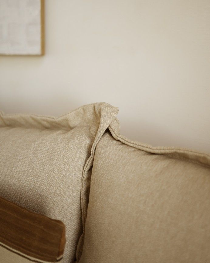Camila - Sofá recto tono beige de 325x105cm