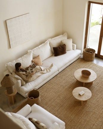 Camila - Sofá recto tono blanco roto de 325x105cm