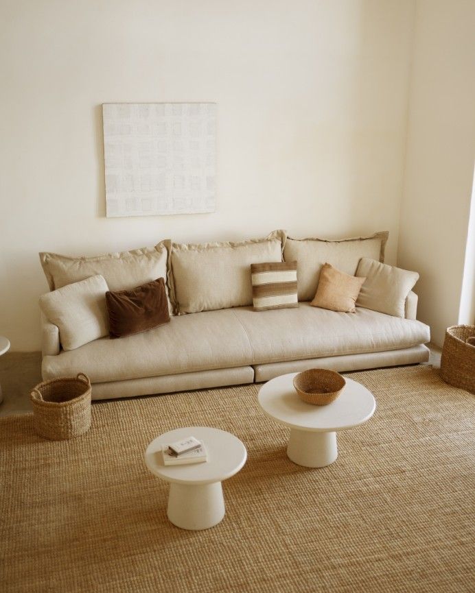 Camila - Sofá recto tono beige de 325x105cm