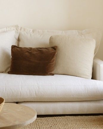 Camila - Sofá recto tono blanco roto de 325x105cm